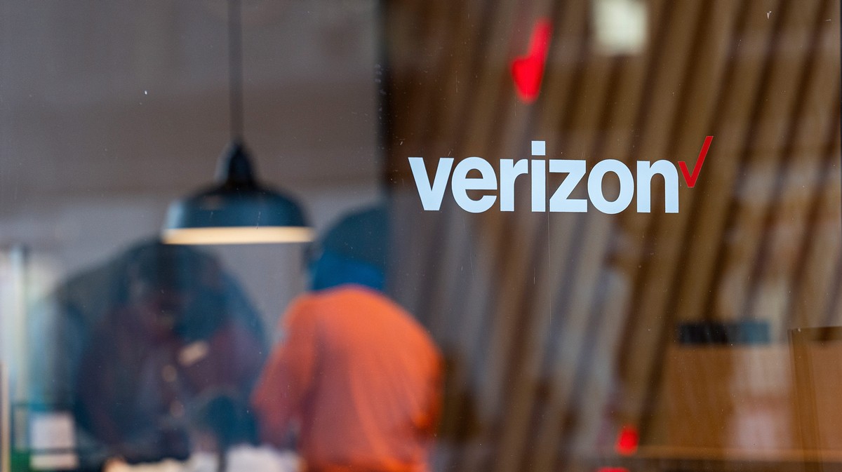 hacker-steals-database-of-hundreds-of-verizon-employees-by-gaining-remote-access